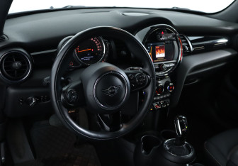 Подержанный автомобиль MINI Hatch 2019 года (15 фото)
