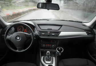 Подержанный автомобиль BMW X1 2013 года (14 фото)