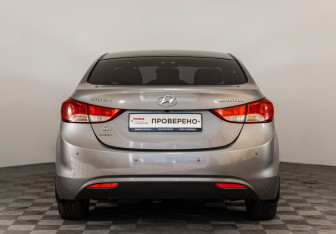 Подержанный автомобиль Hyundai Elantra Sedan 2012 года (6 фото)