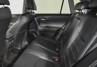 Подержанный автомобиль Toyota RAV4 2019 года (12 фото)