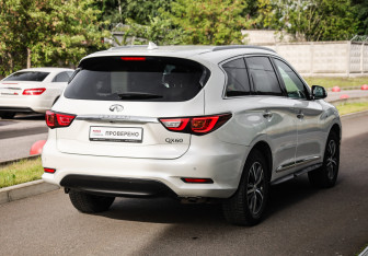 Подержанный автомобиль Infiniti QX60 2017 года (6 фото)