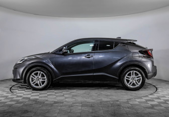 Подержанный автомобиль Toyota C-HR 2021 года (8 фото)