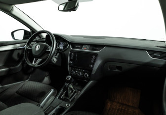 Подержанный автомобиль Skoda Octavia Liftback 2017 года (9 фото)