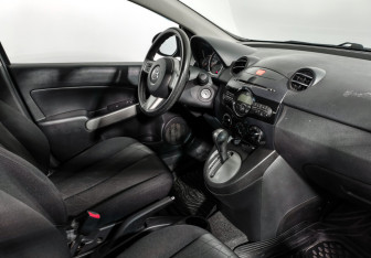 Подержанный автомобиль Mazda 2 Hatchback 2012 года (13 фото)