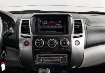 Подержанный автомобиль Mitsubishi Pajero Sport 2012 года (16 фото)