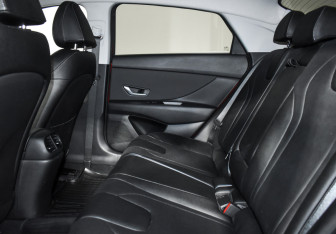 Подержанный автомобиль Hyundai Elantra Sedan 2022 года (12 фото)