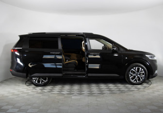 Подержанный автомобиль Kia Carnival 2021 года (4 фото)