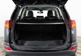 Подержанный автомобиль Toyota RAV4 2014 года (17 фото)
