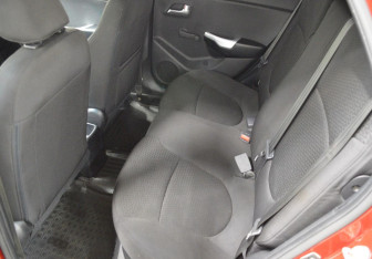 Подержанный автомобиль Kia Rio Hatchback 2014 года (11 фото)