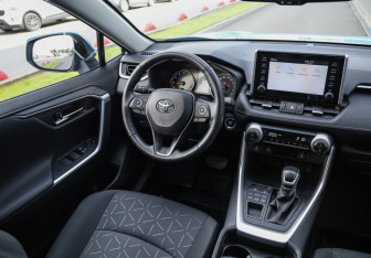 Подержанный автомобиль Toyota RAV4 2021 года (12 фото)