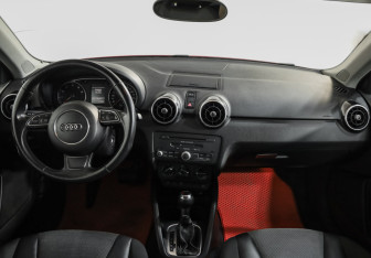Подержанный автомобиль Audi A1 2012 года (10 фото)