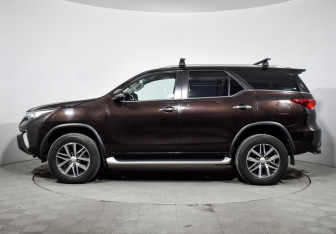 Подержанный автомобиль Toyota Fortuner 2018 года (8 фото)