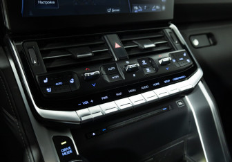 Подержанный автомобиль Toyota Land Cruiser Suv 2021 года (18 фото)