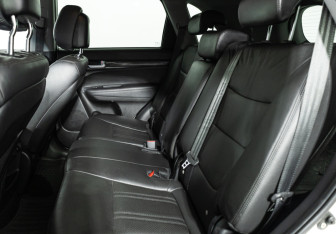 Подержанный автомобиль Kia Sorento 2016 года (10 фото)