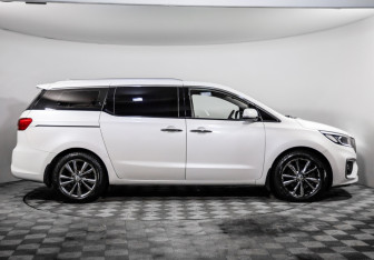 Подержанный автомобиль Kia Carnival 2018 года (4 фото)