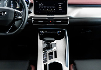 Подержанный автомобиль Geely Coolray 2023 года (16 фото)