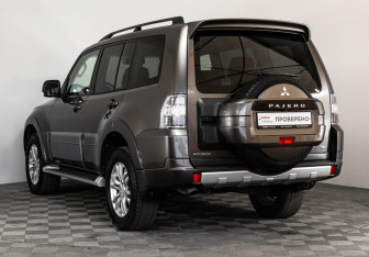 Подержанный автомобиль Mitsubishi Pajero 2014 года (7 фото)