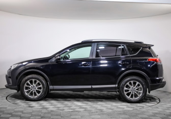 Подержанный автомобиль Toyota RAV4 2017 года (8 фото)