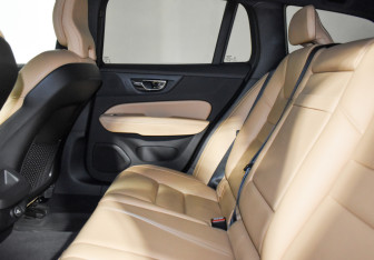 Подержанный автомобиль Volvo V60 2019 года (13 фото)