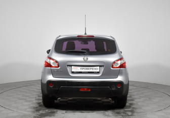 Подержанный автомобиль Nissan Qashqai 2012 года (6 фото)