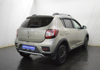 Подержанный автомобиль Renault Sandero 2015 года (5 фото)