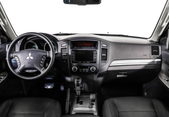 Подержанный автомобиль Mitsubishi Pajero 2014 года (10 фото)