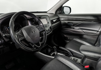 Подержанный автомобиль Mitsubishi Outlander 2017 года (9 фото)
