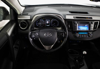 Подержанный автомобиль Toyota RAV4 2016 года (10 фото)