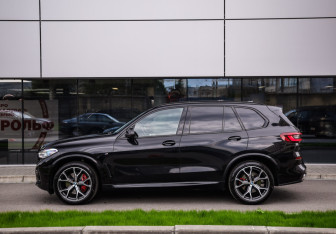 Подержанный автомобиль BMW X5 2021 года (9 фото)
