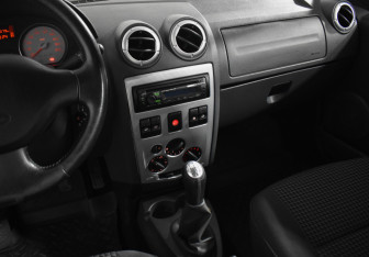 Подержанный автомобиль Renault Logan Sedan 2009 года (16 фото)