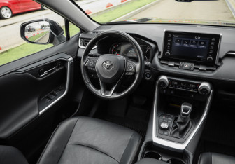 Подержанный автомобиль Toyota RAV4 2022 года (13 фото)
