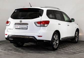 Подержанный автомобиль Nissan Pathfinder 2015 года (5 фото)