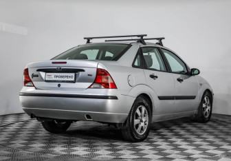Подержанный автомобиль Ford Focus Sedan 2003 года (5 фото)