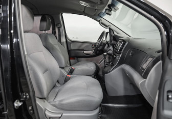 Подержанный автомобиль Hyundai H-1 2018 года (17 фото)