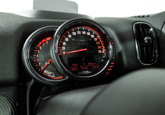 Подержанный автомобиль MINI Countryman 2017 года (12 фото)