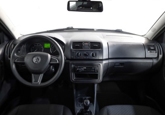 Подержанный автомобиль Skoda Fabia Hatchback 2013 года (10 фото)