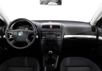 Подержанный автомобиль Skoda Octavia Liftback 2005 года (10 фото)