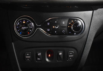 Подержанный автомобиль Renault Logan Sedan 2014 года (14 фото)