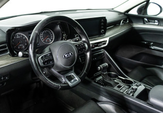 Подержанный автомобиль Kia K5 2021 года (11 фото)