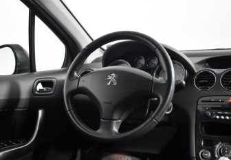 Подержанный автомобиль Peugeot 408 2013 года (15 фото)