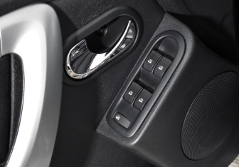 Подержанный автомобиль Nissan Terrano 2015 года (10 фото)