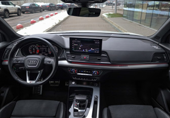 Подержанный автомобиль Audi Q5 2021 года (10 фото)