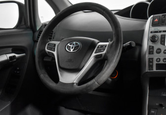 Подержанный автомобиль Toyota Verso 2010 года (16 фото)