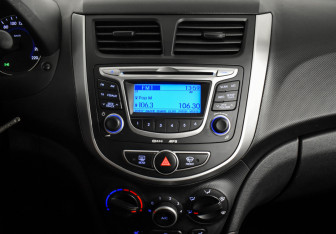 Подержанный автомобиль Hyundai Solaris Hatchback 2011 года (16 фото)