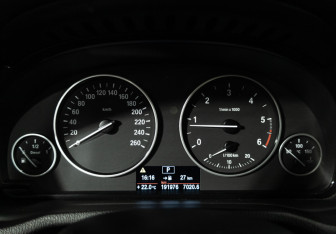 Подержанный автомобиль BMW X3 2014 года (12 фото)
