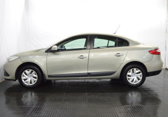 Подержанный автомобиль Renault Fluence 2013 года (8 фото)