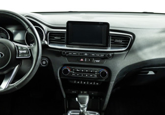 Подержанный автомобиль Kia Ceed Hatchback 2019 года (14 фото)