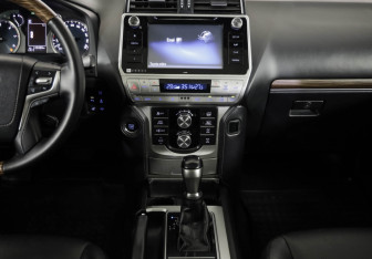 Подержанный автомобиль Toyota Land Cruiser Prado 2017 года (12 фото)