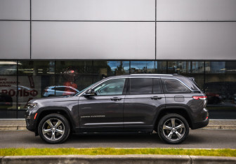 Подержанный автомобиль Jeep Grand Cherokee 2022 года (9 фото)