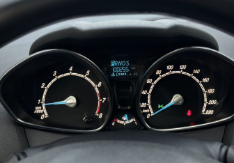 Подержанный автомобиль Ford Fiesta Sedan 2015 года (13 фото)